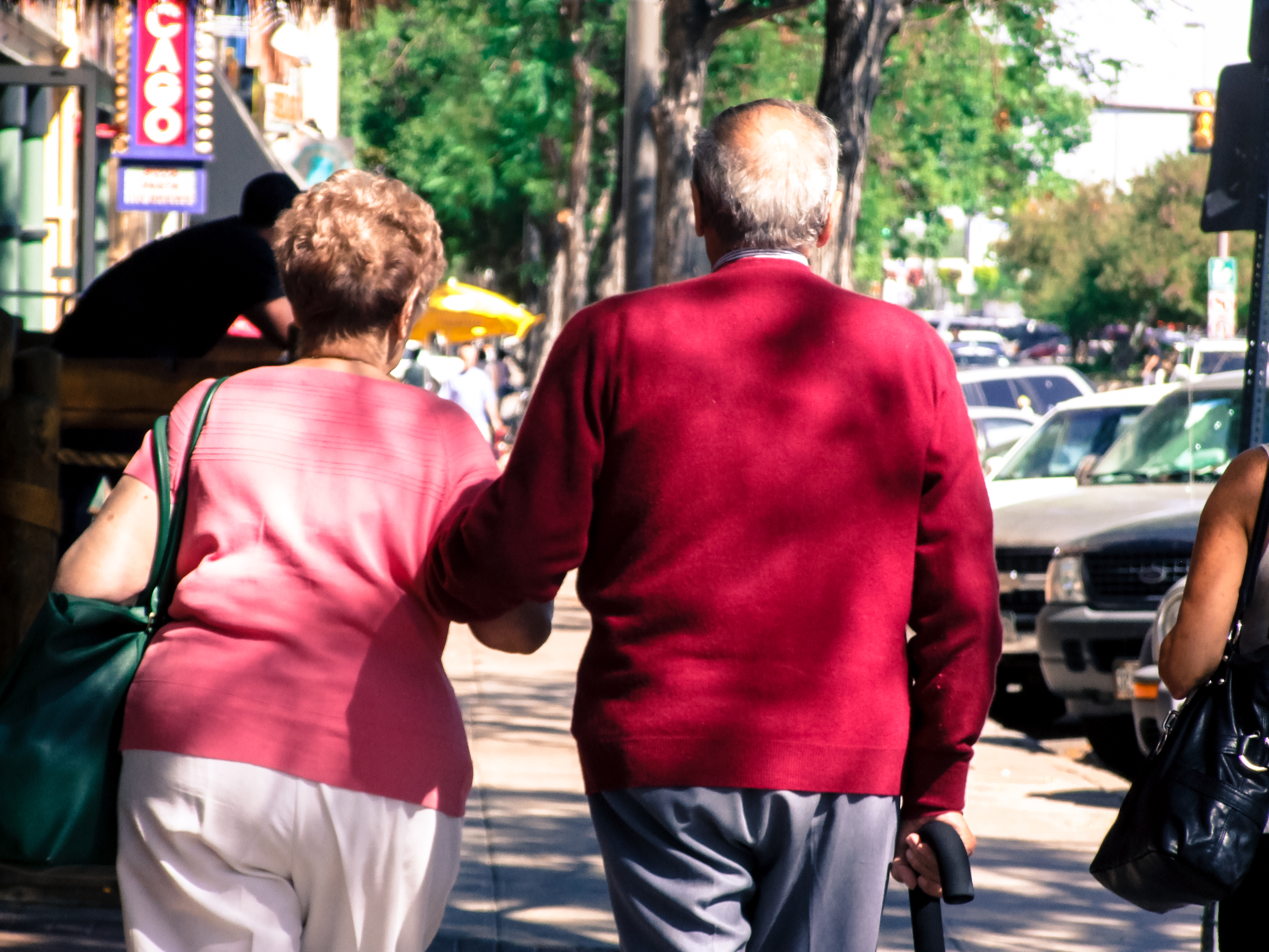 Pareja de adultos mayores tomados de las manos