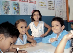 Foto: Nia sorda con sus colegas de clase en escuela regular