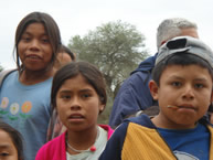 Niños y niñas del Pueblo Guaraní en una escuela dentro de una hacienda en el Chaco de Bolivia.