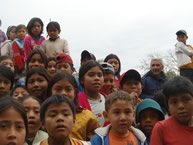 Niños y niñas del Pueblo Guaraní en una escuela dentro de una hacienda en el Chaco de Bolivia.